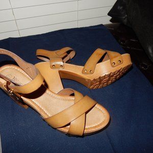 Nature Breeze Beige Size 9 Sandals 3 1/2 " Heel NWT